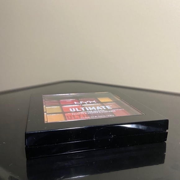 NYX EYESHADOW PALETTE - Picture 2 of 2